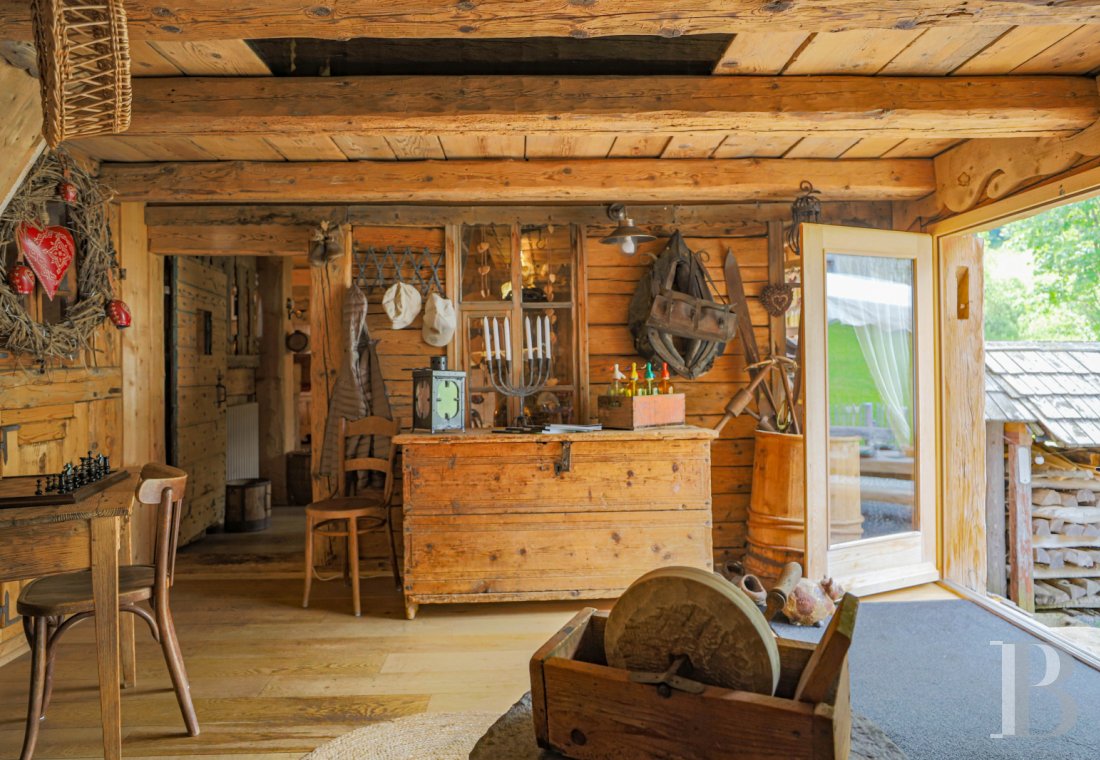 En Haute-Savoie, non loin de Morzine, une grange chalet traditionnelle en plein alpage - photo  n°10